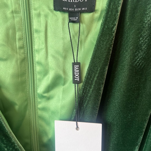 New! Gorgeous Bardot Velvet Long Sleeve Dress ($139 retail) size 4 NWT - Picture 2 of 10